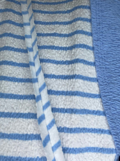 TEXTURED STRIPE KNIT OPEN SEAM DETAIL TOP: LIGHT BLUE