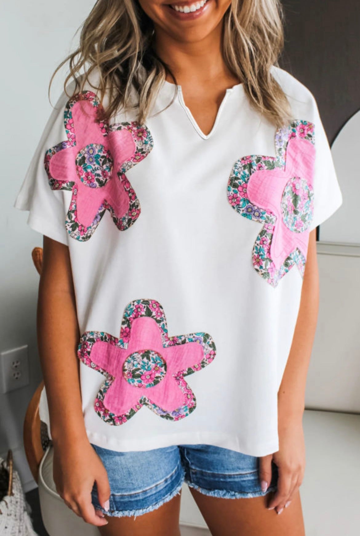White floral applique v neck short sleeve top
